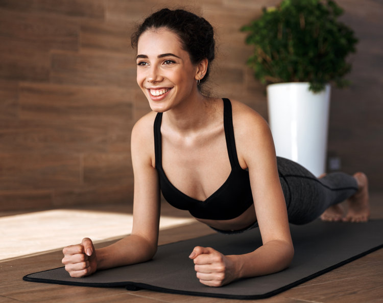 Kvinde med skoliose træner yoga